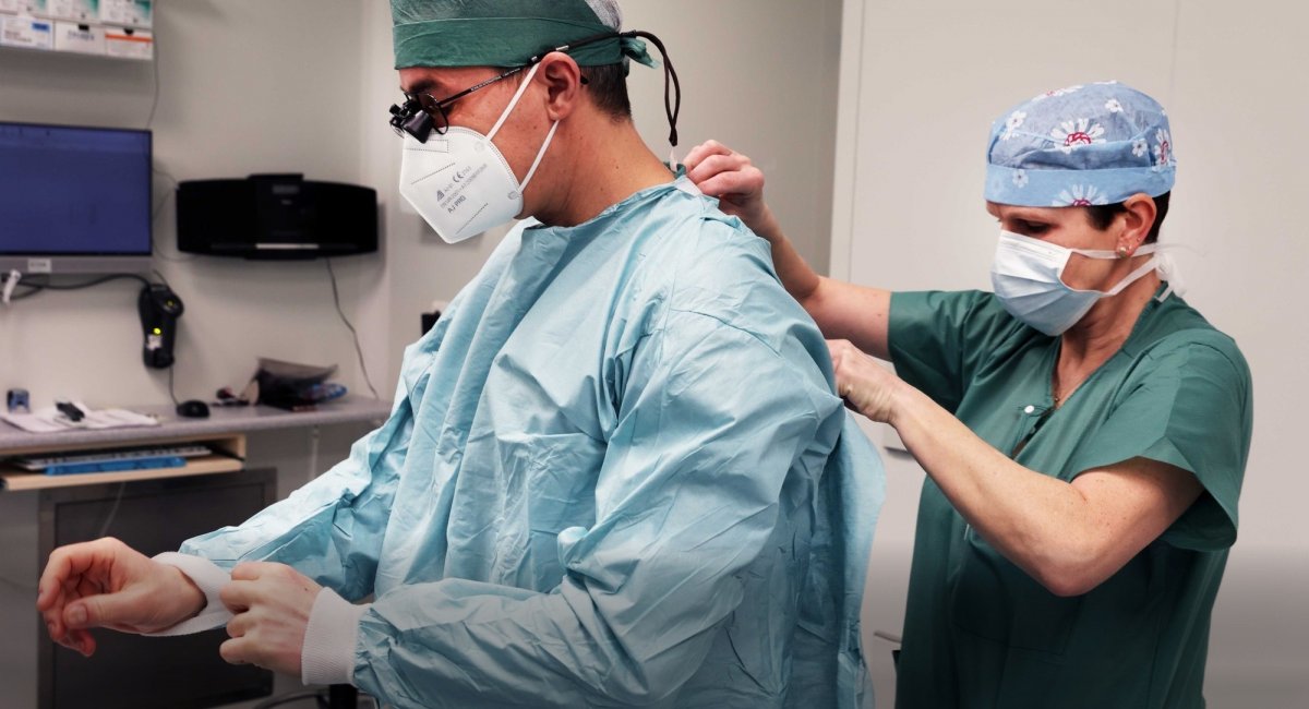 O pacienty se stará tým atestovaných kardiochirurgů, kardiologů a anesteziologů